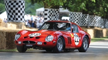 Ferrari 250 GTO rouge, action, 3-4 avg