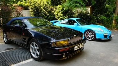 Aston Martin V8 Volante bleu & Porsche 997 GT3 MkII bleu 3/4 avant droit