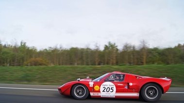 Ford GT40 rouge profil travelling