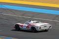 Porsche 910 blanc/rouge 3/4 arrière gauche filé vue de haut