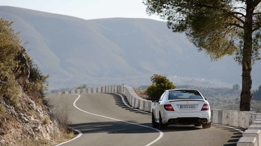 Mercedes Classe C Coupé AMG blanc 3/4 arrière gauche 3