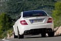 Mercedes Classe C Coupé AMG blanc 3/4 arrière gauche penché