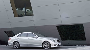 Mercedes E63 AMG gris 3/4 avant droit