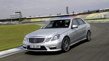 Mercedes E63 AMG gris 3/4 avant gauche travelling