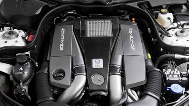Mercedes E63 AMG gris moteur