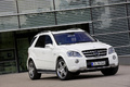 Mercedes ML63 AMG blanc 3/4 avant droit penché