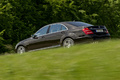 Mercedes S63 AMG marron 3/4 arrière gauche travelling penché