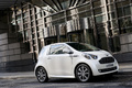 Aston Martin Cygnet blanc 3/4 avant droit penché 2