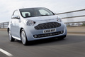 Aston Martin Cygnet bleu 3/4 avant droit travelling penché 3