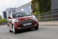 Aston Martin Cygnet marron 3/4 avant droit travelling penché 