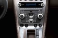 Aston Martin DB9 Cabriolet blanc console centrale debout