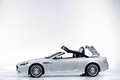 Aston Martin DB9 Cabriolet blanc profil fermeture capote debout 2