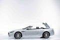 Aston Martin DB9 Cabriolet blanc profil fermeture capote debout