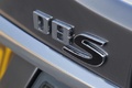 Aston Martin DBS anthracite logo coffre debout