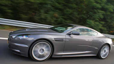 Aston Martin DBS anthracite profil travelling 2