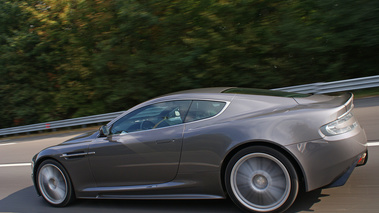 Aston Martin DBS anthracite profil travelling