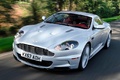 Aston Martin DBS gris 3/4 avant gauche travelling penché debout 2