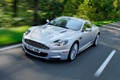 Aston Martin DBS gris 3/4 avant gauche travelling penché debout 3