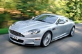 Aston Martin DBS gris 3/4 avant gauche travelling penché debout 4