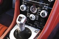 Aston Martin DBS gris console centrale debout