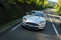 Aston Martin DBS gris face avant travelling penché debout