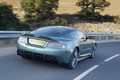 Aston Martin DBS vert 3/4 arrière droit travelling penché