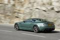 Aston Martin DBS vert 3/4 arrière gauche travelling penché