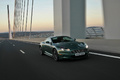 Aston Martin DBS vert 3/4 avant droit travelling penché