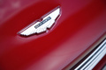 Aston Martin DBS Volante rouge logo