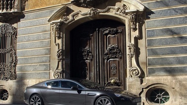 Aston Martin Rapide anthracite 3/4 avant droit debout 2