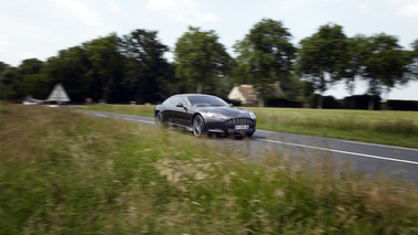 Aston Martin Rapide anthracite vue 3/4 avant droit.