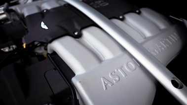 Aston Martin Rapide anthracite vue détail moteur.