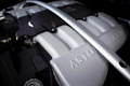 Aston Martin Rapide anthracite vue détail moteur.