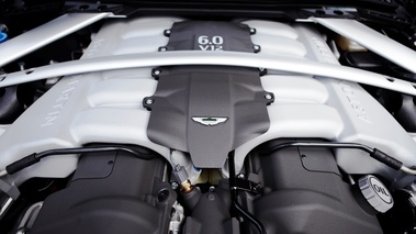 Aston Martin Rapide anthracite vue large moteur.