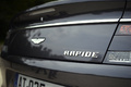 Aston Martin Rapide anthracite vue logo arrière.