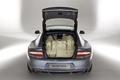 Aston Martin Rapide bleu face arrière coffre ouvert + bagages