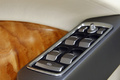 Aston Martin Rapide gris boutons panneau de porte conducteur debout