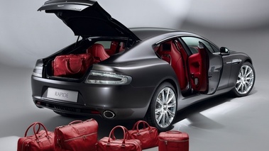 Aston Martin Rapide Luxe - 3/4 arrière, ouverte, avec bagages