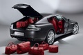 Aston Martin Rapide Luxe - 3/4 arrière, ouverte, avec bagages