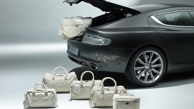 Aston Martin Rapide Luxe - coffre ouvert, avec bagages (blancs)