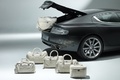 Aston Martin Rapide Luxe - coffre ouvert, avec bagages (blancs)