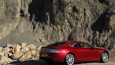 Aston Martin Rapide rouge 3/4 arrière droit