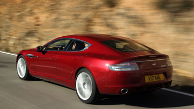 Aston Martin Rapide rouge 3/4 arrière gauche travelling