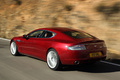 Aston Martin Rapide rouge 3/4 arrière gauche travelling