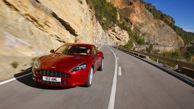 Aston Martin Rapide rouge 3/4 avant gauche travelling