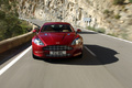 Aston Martin Rapide rouge face avant travelling debout
