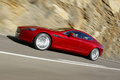 Aston Martin Rapide rouge profil travelling penché