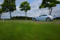 Aston Martin V12 Vantage bleu 3/4 arrière gauche travelling