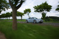 Aston Martin V12 Vantage bleu 3/4 avant droit travelling 2