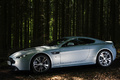 Aston Martin V12 Vantage bleu 3/4 avant gauche 3